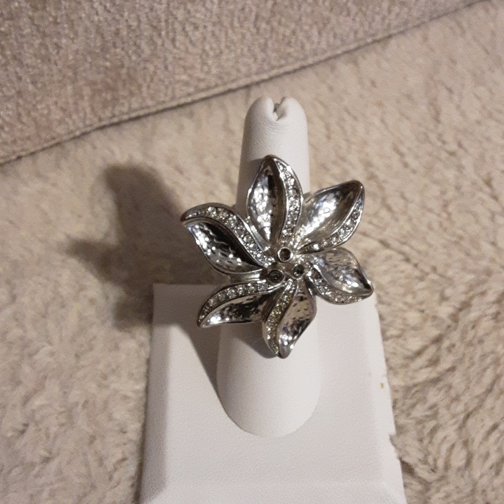 Elegant Silver Floral Ring